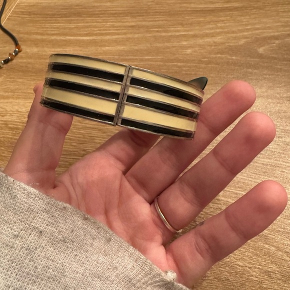 cream and black striped Hinged Bangle Bracelet vintage - Picture 2 of 5